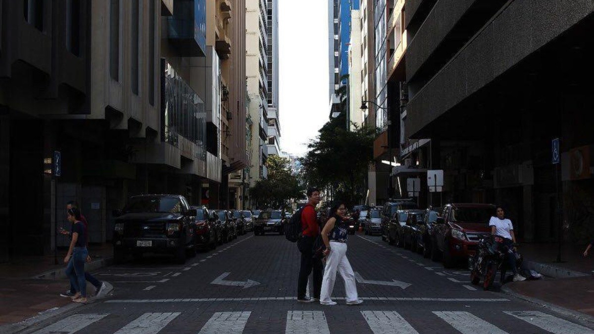 En el centro de Guayaquil, la cotidianidad trasciende entre el caótico tráfico vehicular y la prisa de miles de personas que se mueven entre sus calles. (José Carlos Alvarado)