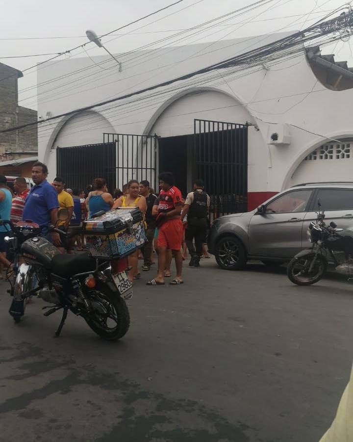 Imagen de personas en los exteriores del cuartel del Cuerpo de Bomberos de Durán en la Cdla Maldonado, este 27 de julio del 2024. (Redes sociales)