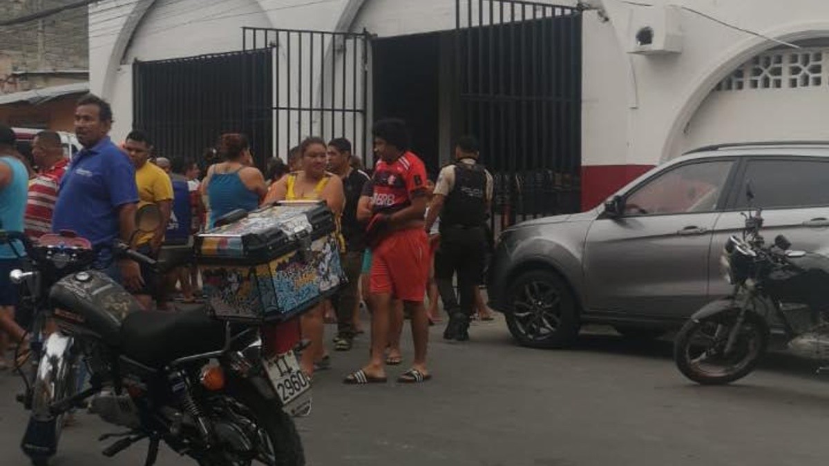 Imagen de personas en los exteriores del cuartel del Cuerpo de Bomberos de Durán en la Cdla Maldonado, este 27 de julio del 2024. (Redes sociales)
