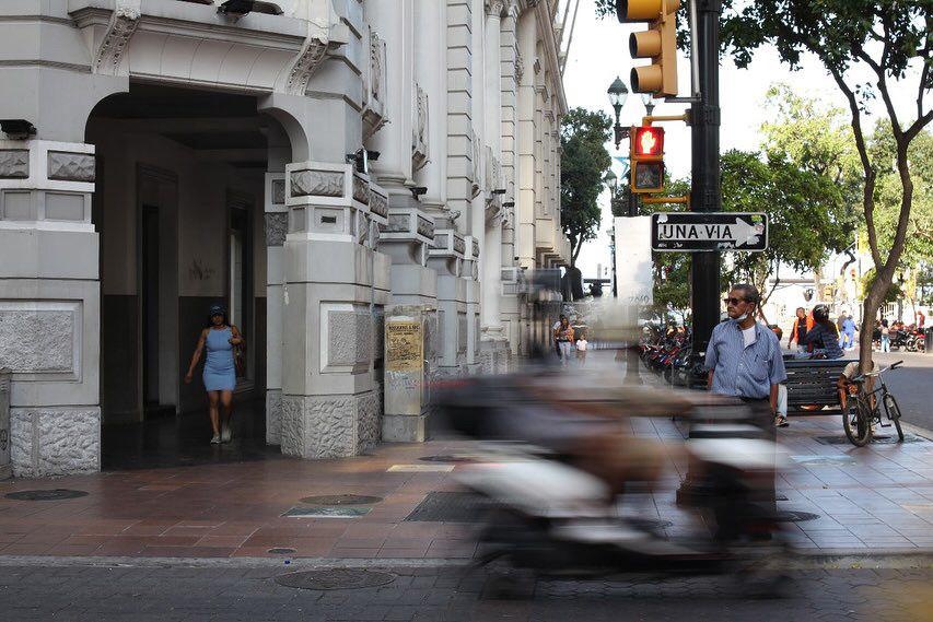 Las calles céntricas de Guayaquil, desde donde se expandió la ciudad, no pierden su encanto. Desde ahí se mezcla la arquitectura de los años 1900 hasta la de finales de ese siglo. (José Carlos Alvarado)
