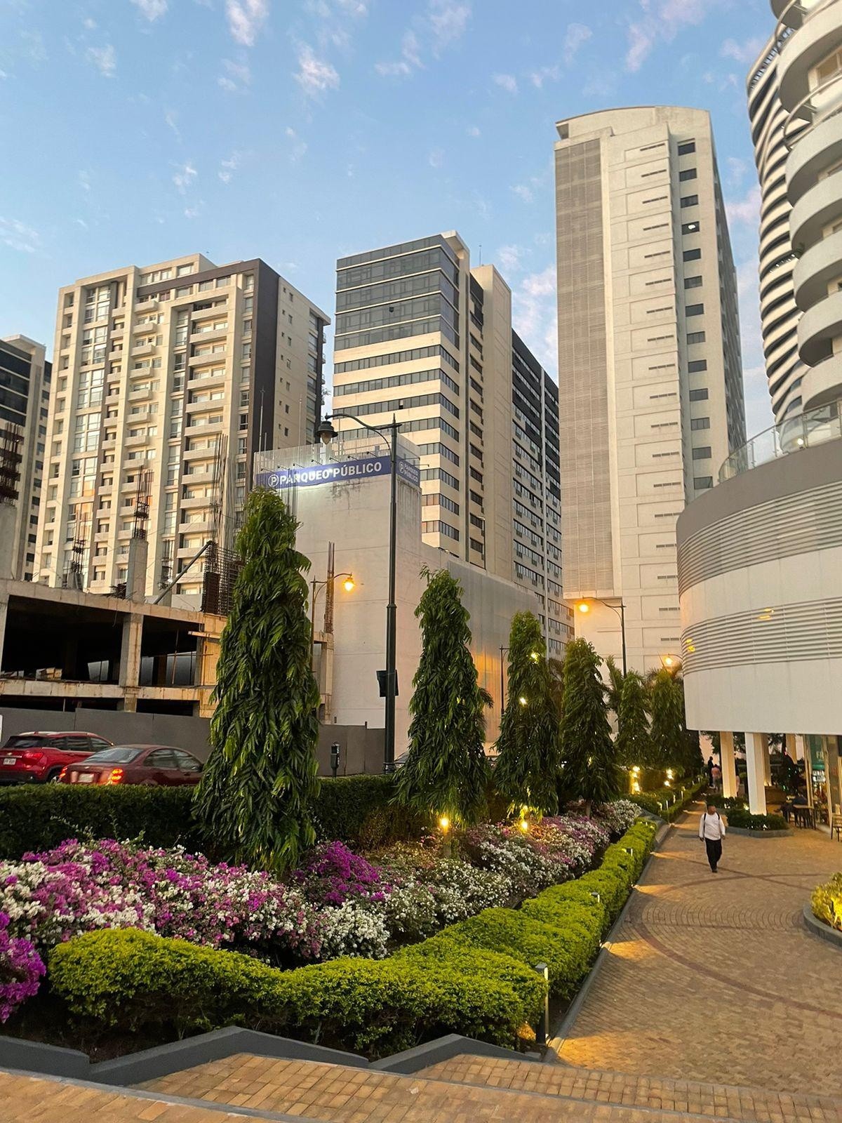 En las faldas del Cerro Santa Ana, la arquitectura moderna de la zona contrasta con las casas antiguas y clasicasdel Guayaquil de inicios del Siglo XX. (Génesis Mejía / ULVR)