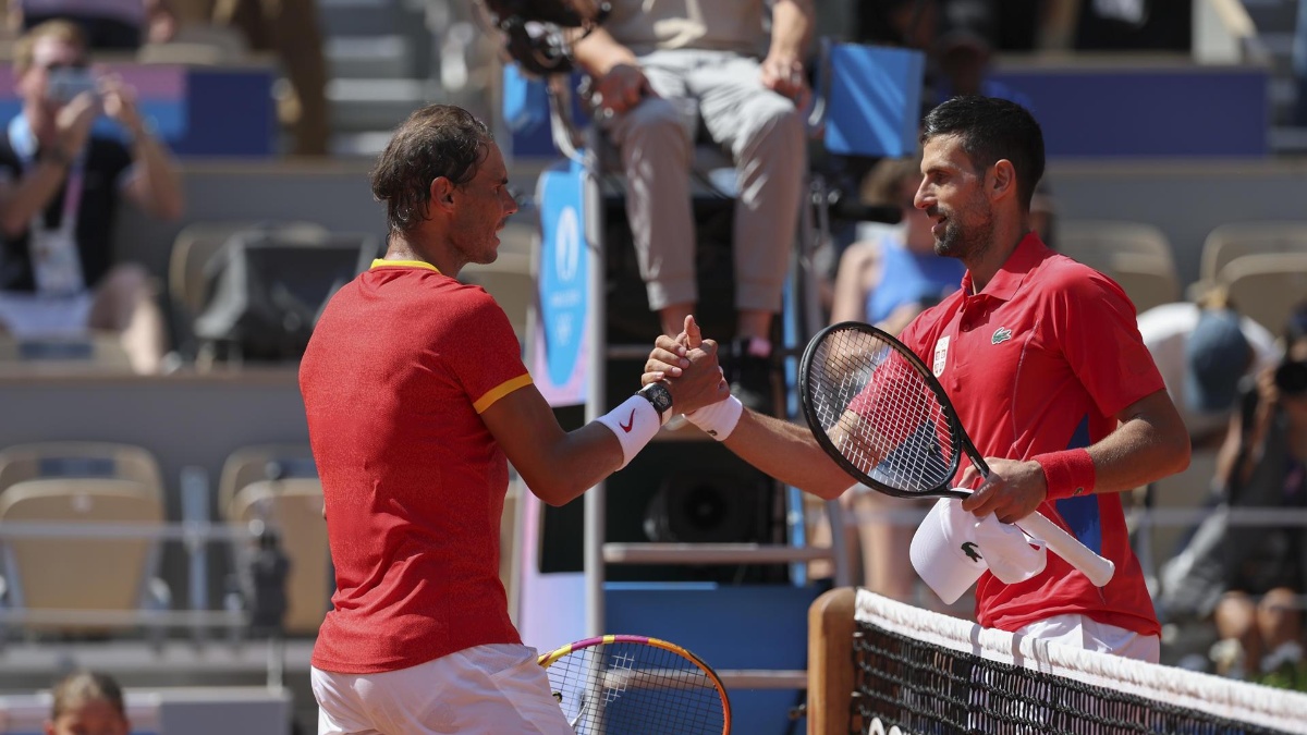 El tenista español Rafa Nadal (i) se despide del serbio Novak Djokovic tras perder en su partido celebrado en el marco de los Juegos Olímpicos de París (EFE)