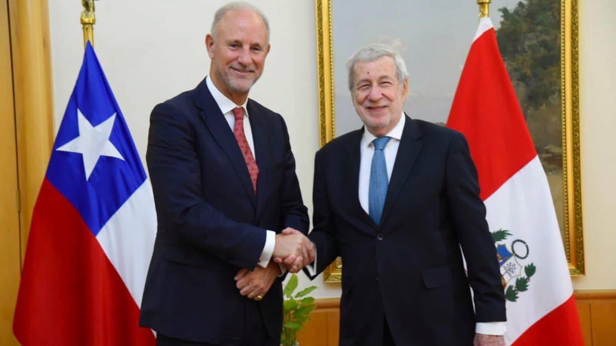 Foto de Javier González-Olaechea, canciller de Perý, junto a Alberto Von Klaeren, canciller de Chile. (Cancillería de Perú)