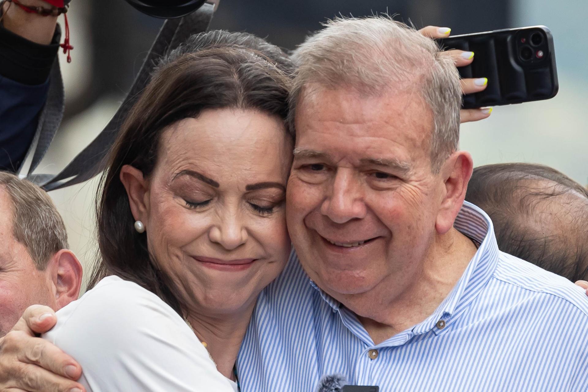 La líder opositora venezolana María Corina Machado (i) abraza al candidato a la presidencia de Venezuela Edmundo González Urrutia, en una manifestación de apoyo este martes, en Caracas (Venezuela). (Foto: EFE)