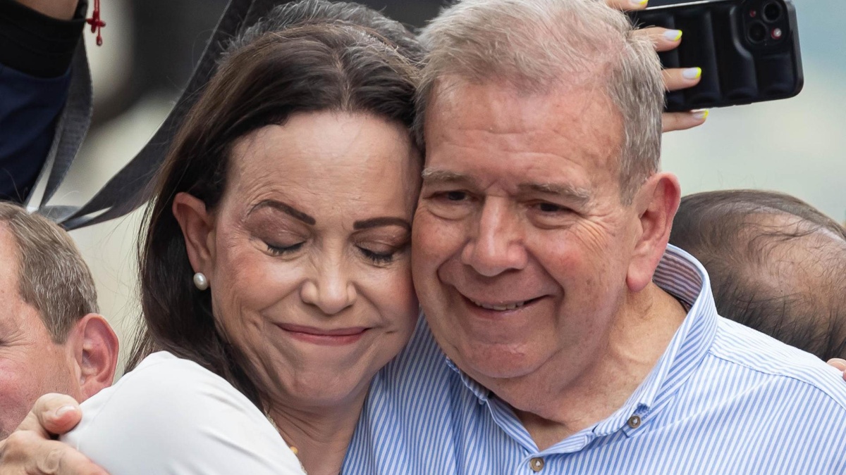 La líder opositora venezolana María Corina Machado (i) abraza al candidato a la presidencia de Venezuela Edmundo González Urrutia, en una manifestación de apoyo este martes, en Caracas (Venezuela). (Foto: EFE)