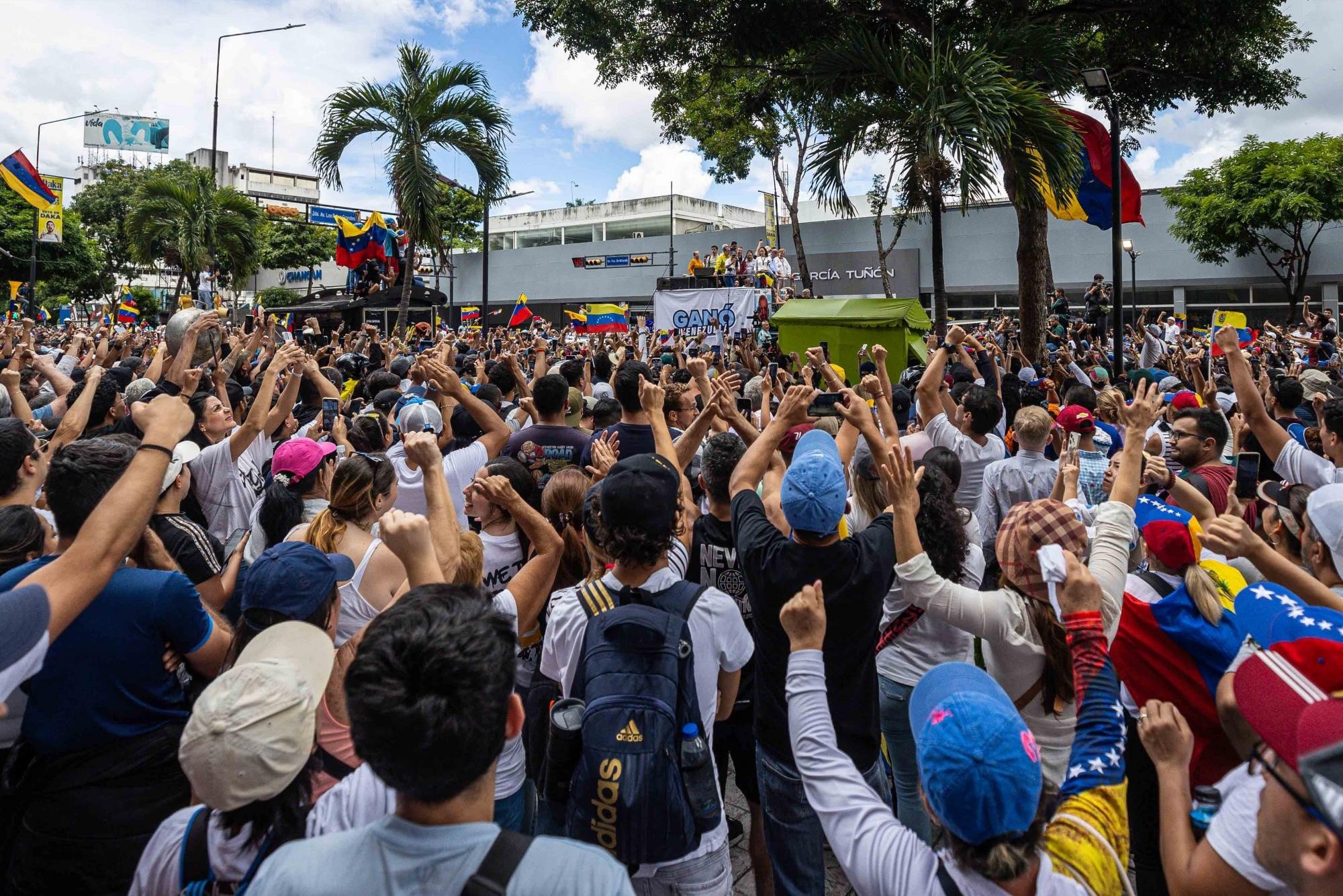Ciudadanos asisten a una multitudinaria manifestación de apoyo al candidato a la presidencia de Venezuela Edmundo González Urrutia este martes 30 de julio de 2024 en Caracas. (Henry Chirinos / EFE)