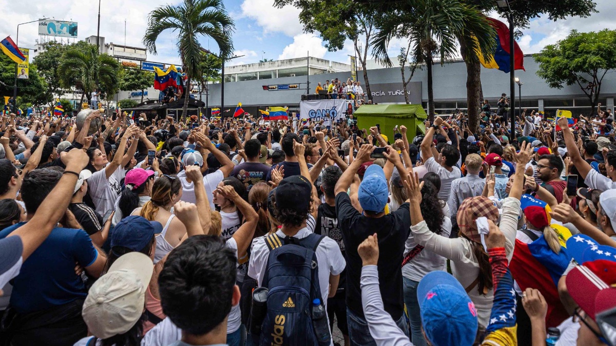 Ciudadanos asisten a una multitudinaria manifestación de apoyo al candidato a la presidencia de Venezuela Edmundo González Urrutia este martes 30 de julio de 2024 en Caracas. (Henry Chirinos / EFE)