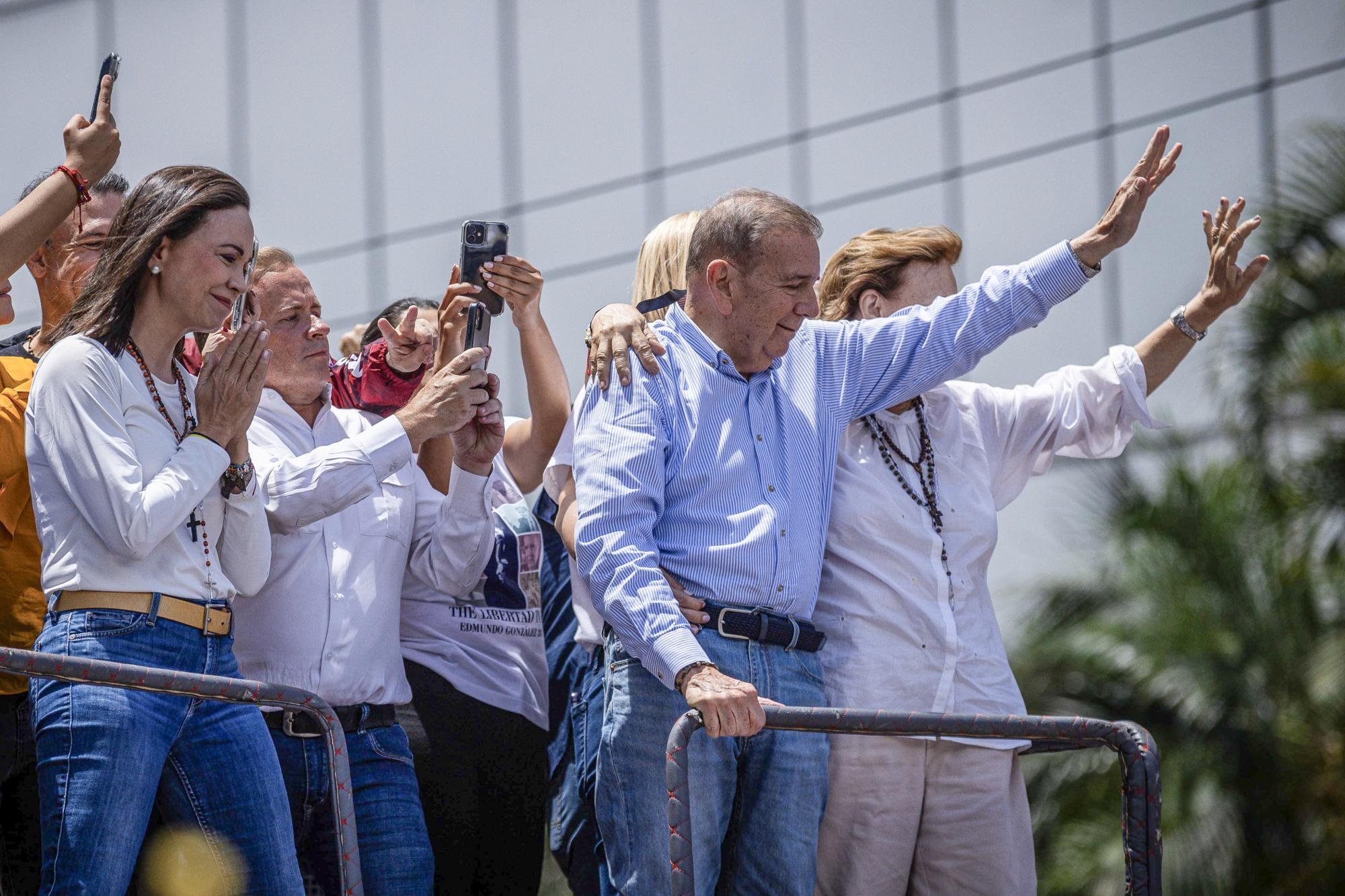 La líder opositora venezolana María Corina Machado (i) y el candidato a la presidencia de Venezuela Edmundo González Urrutia (d) participan en una manifestación de apoyo este martes, en Caracas. (Henry Chirinos / EFE)