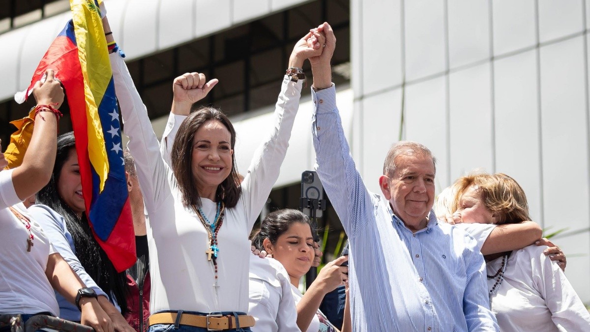 La líder opositora venezolana María Corina Machado (i) y el candidato a la presidencia de Venezuela Edmundo González Urrutia saludan en una manifestación de apoyo este 30 de julio de 2024, en Caracas. (Ronald Pena R / EFE)