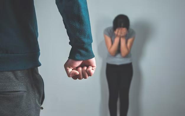 Imagen referencial de hombre que maltrata a su pareja. (Freepik)