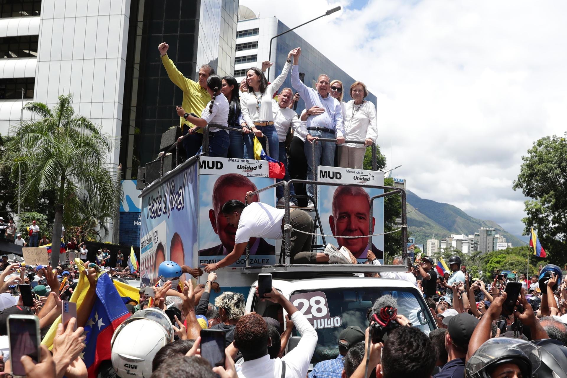 La líder opositora venezolana María Corina Machado y el candidato a la presidencia de Venezuela Edmundo González Urrutia participan en una manifestación de apoyo en Caracas. (Foto: EFE)