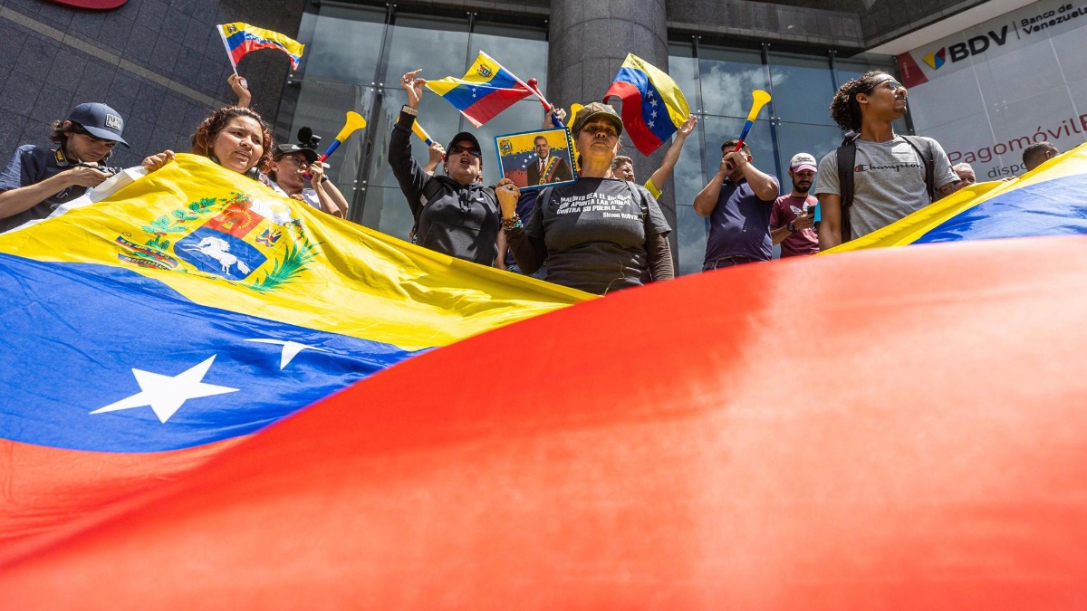 Ciudadanos asisten a una manifestación de apoyo al candidato a la presidencia de Venezuela, Edmundo González Urrutia, en Caracas. (EFE)
