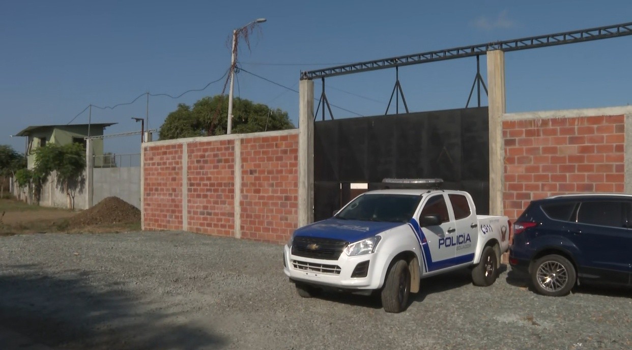 Según información policial, en ese taller se daba mantenimiento a camiones, sin embargo, también se contaminaba los vehículos con droga. (Ecuavisa)