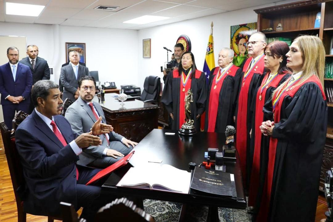 El presidente Nicolás Maduro junto a los miembros del Tribunal Supremo de Justicia. (Foto: Tribunal Supremo de Justicia de Venezuela)