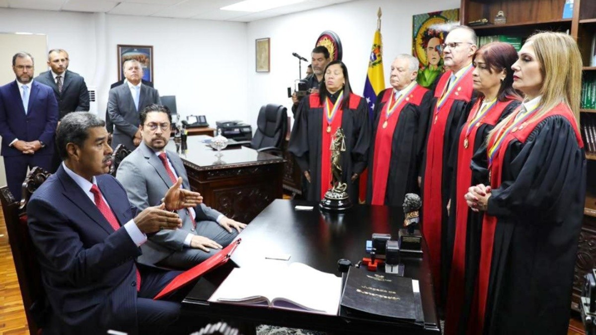 El presidente Nicolás Maduro junto a los miembros del Tribunal Supremo de Justicia. (Foto: Tribunal Supremo de Justicia de Venezuela)