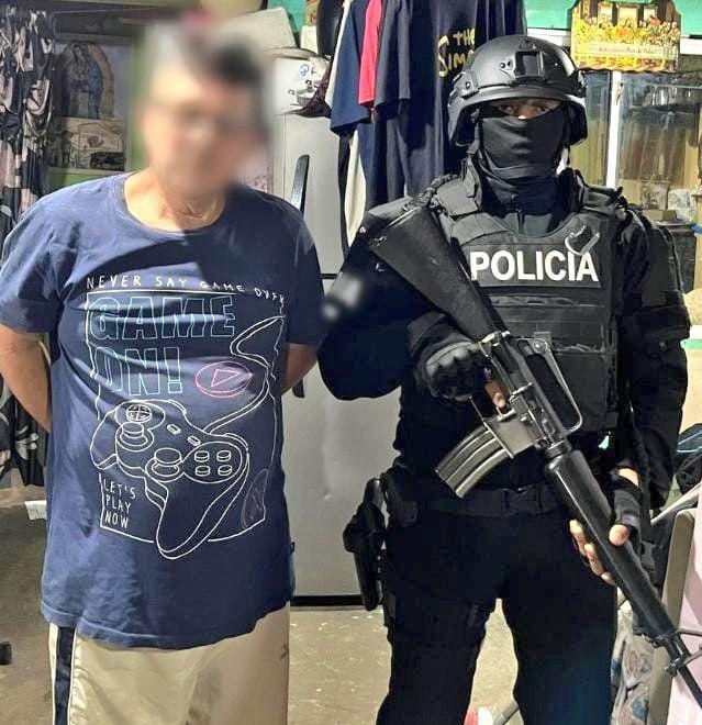 La fotografía de uno de los sospechosos detenidos en el operativo de esta madrugada. (Cortesía de la Policía Nacional)