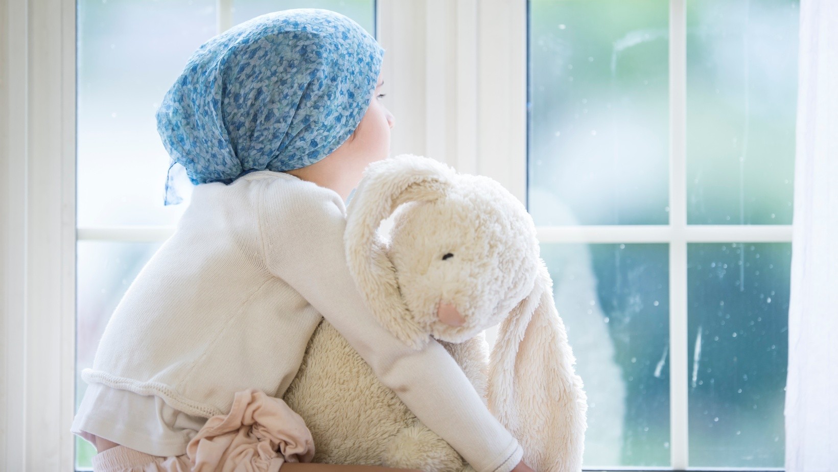 Imagen referencial de una niña con cáncer. (Canva)