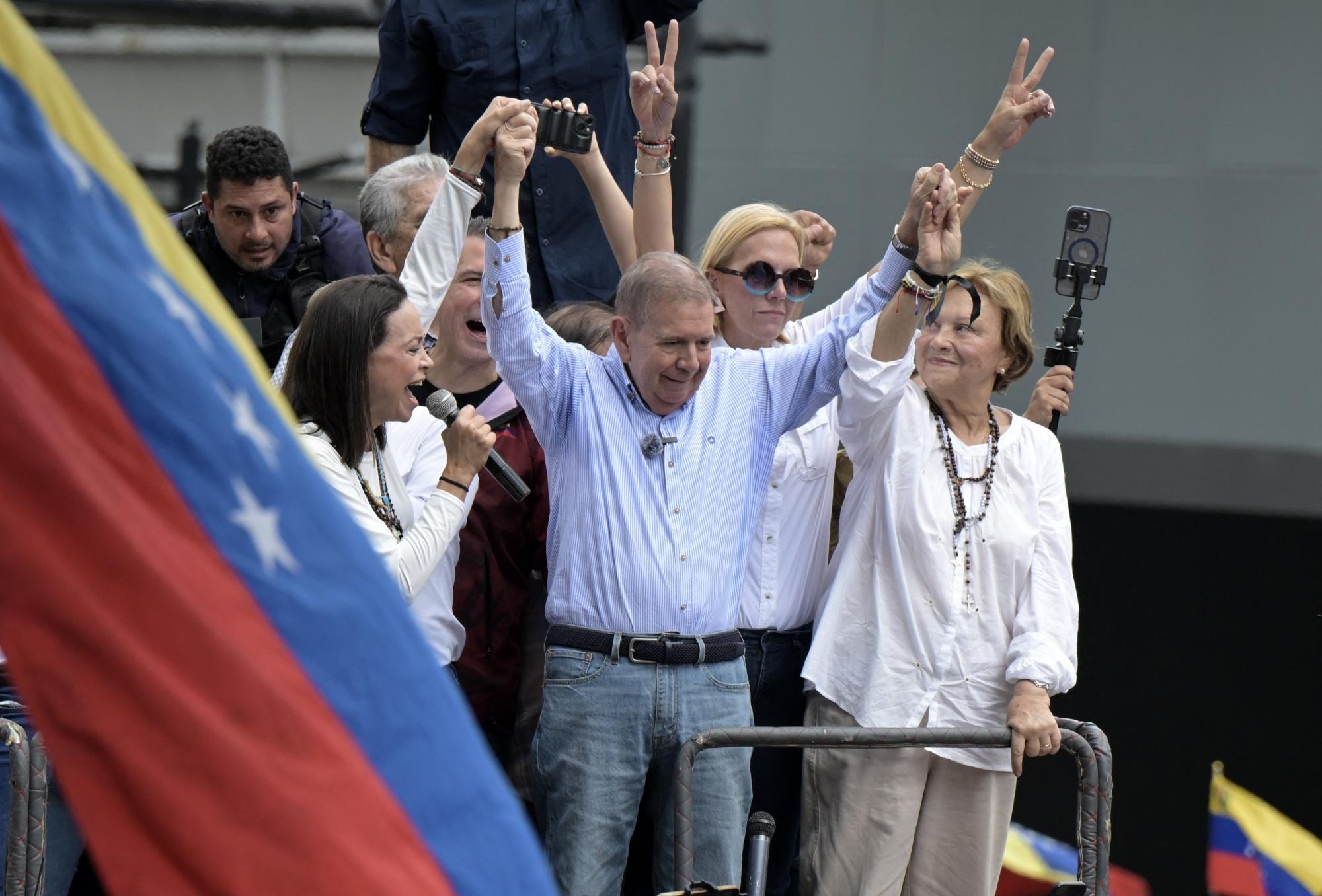Edmundo González, durante una caravana en Venezuela. (AFP)