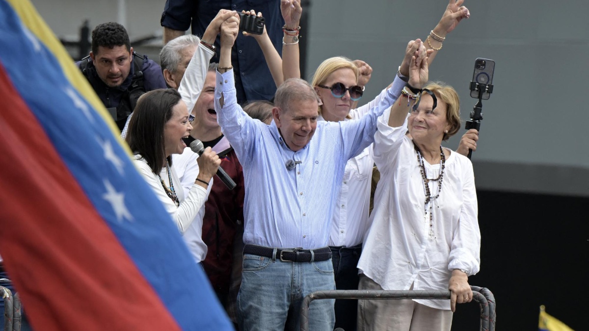 Edmundo González, durante una caravana en Venezuela. (AFP)