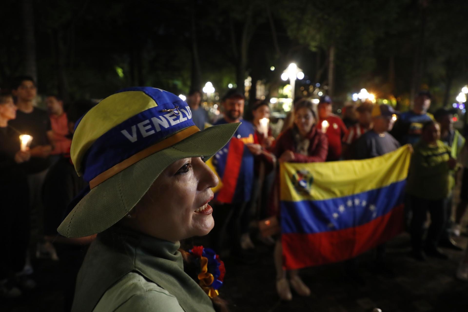 Ciudadanos venezolanos protestan por lo que consideran un fraude electoral. (EFE)