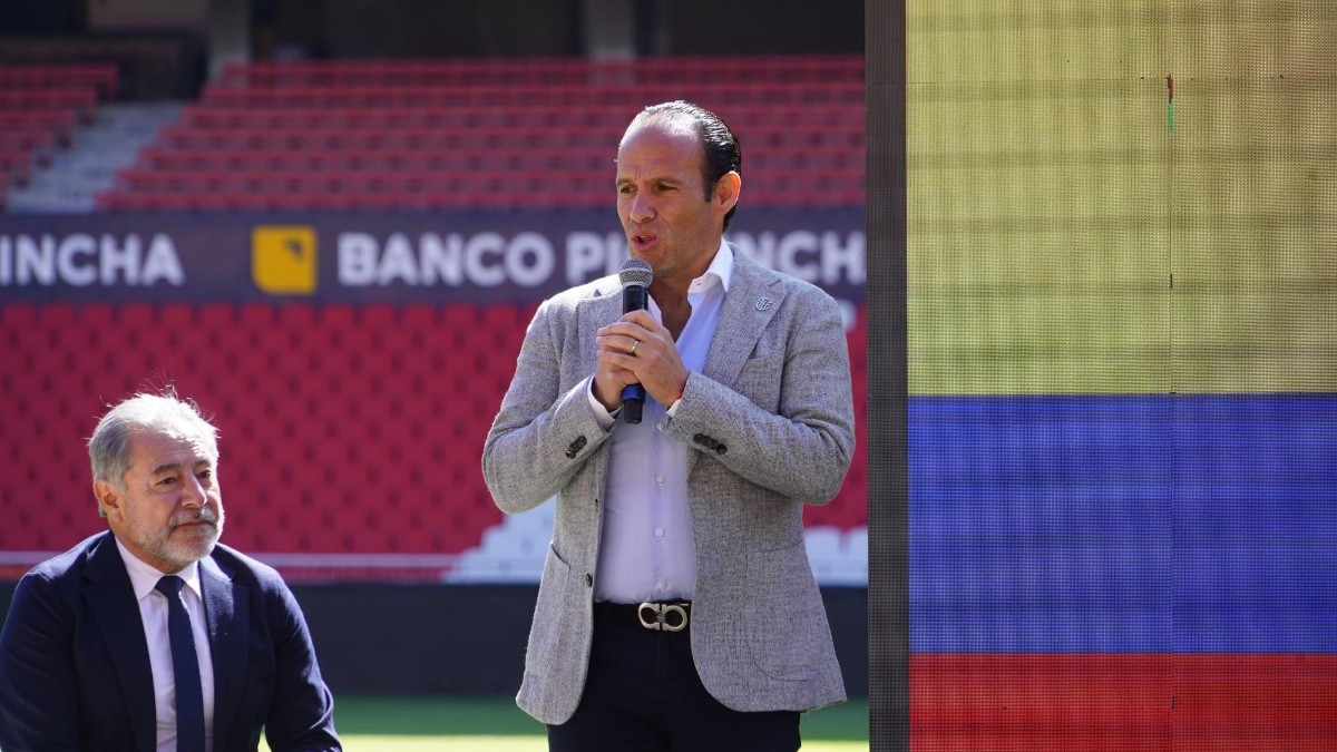 El presidente de la FEF, Francisco Egas, explicó la contratación de Sebastián Beccacece. (API)