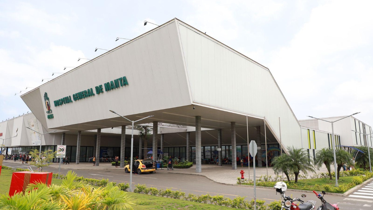 Imagen de los exteriores del Hospital General de Manta, donde un hombre fue asesinado esta tarde. (IESS)