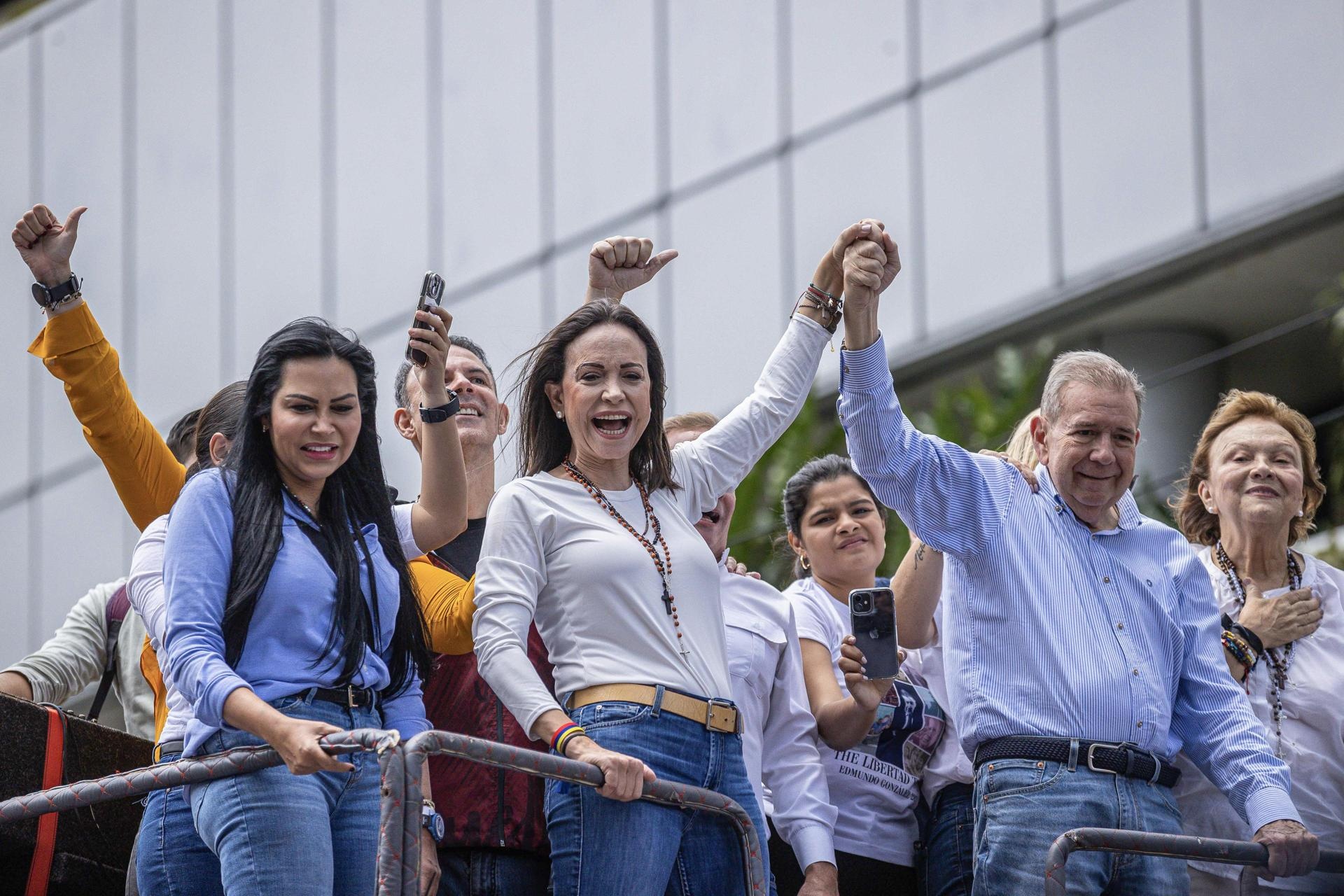 Fotografía de archivo en donde se ve a la líder opositora venezolana María Corina Machado (i) y el candidato a la presidencia de Venezuela Edmundo González Urrutia (d). (EFE)