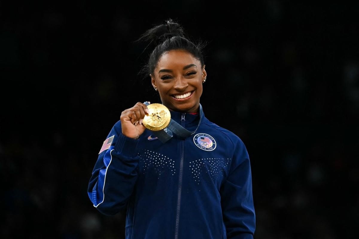 Simone Biles luce su tercera medalla de oro conseguida en los Juegos Olímpicos de París 2024 (AFP)