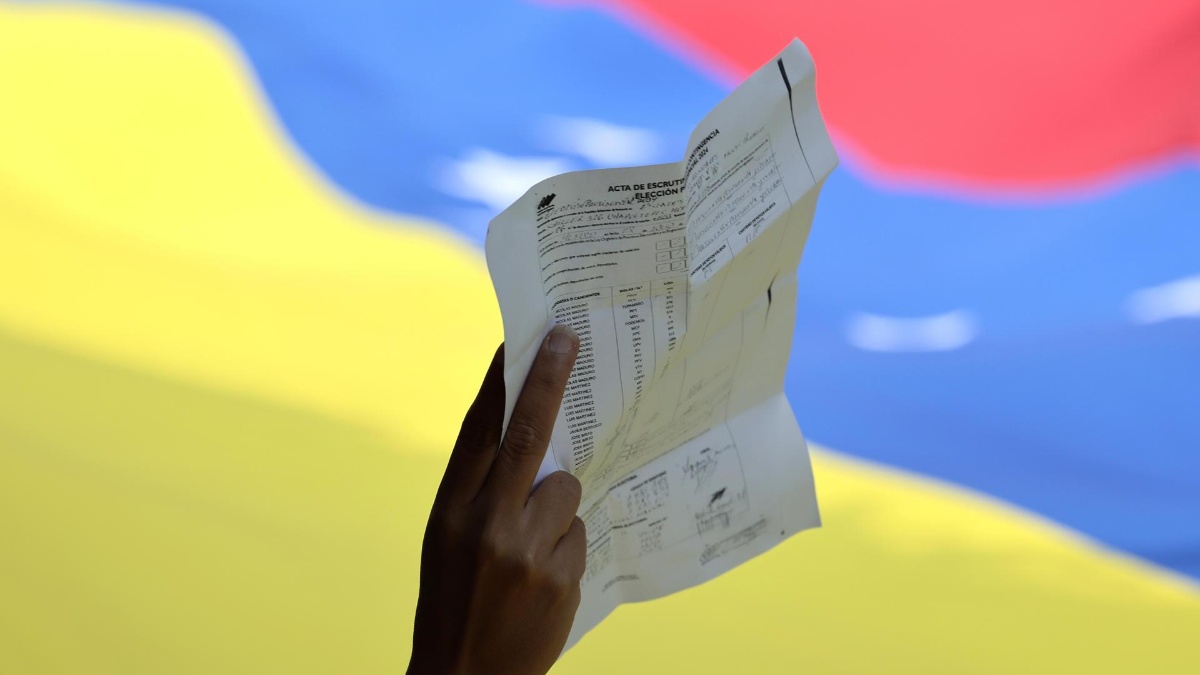 Una persona sostiene una copia de un acta de votación durante una manifestación en rechazo a los resultados del Consejo Nacional Electoral (CNE) de Venezuela, Nicolás Maduro. (EFE)