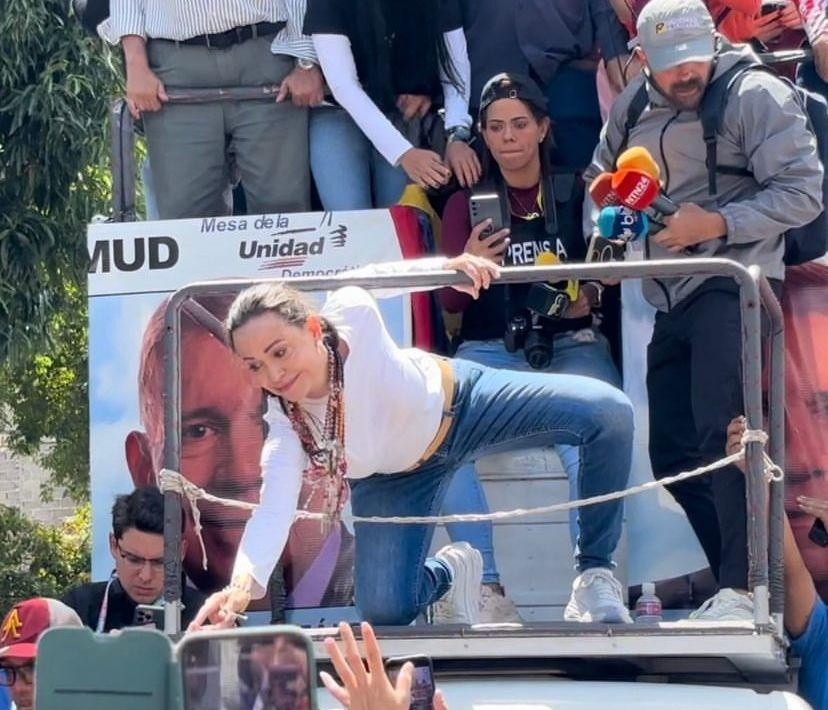 Imagen de la periodista Dayana Krays durante la cobertura de una de las concentraciones convocadas por María Corina Machado. (La Data)