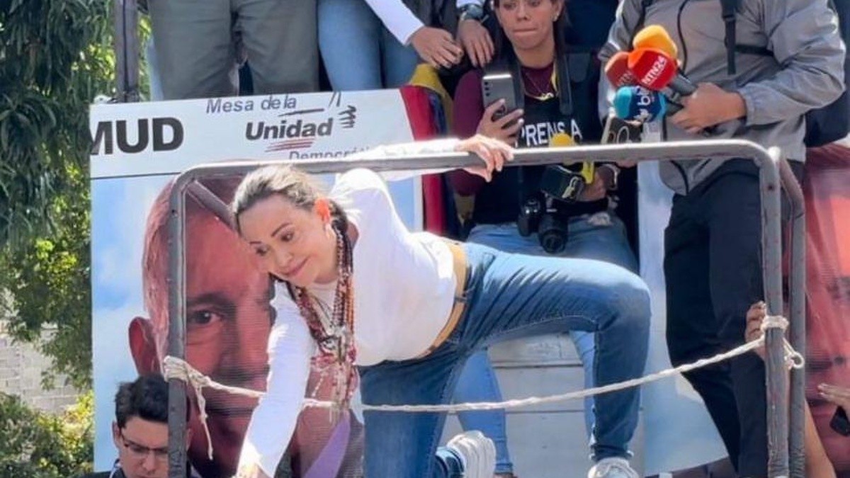 Imagen de la periodista Dayana Krays durante la cobertura de una de las concentraciones convocadas por María Corina Machado. (La Data)