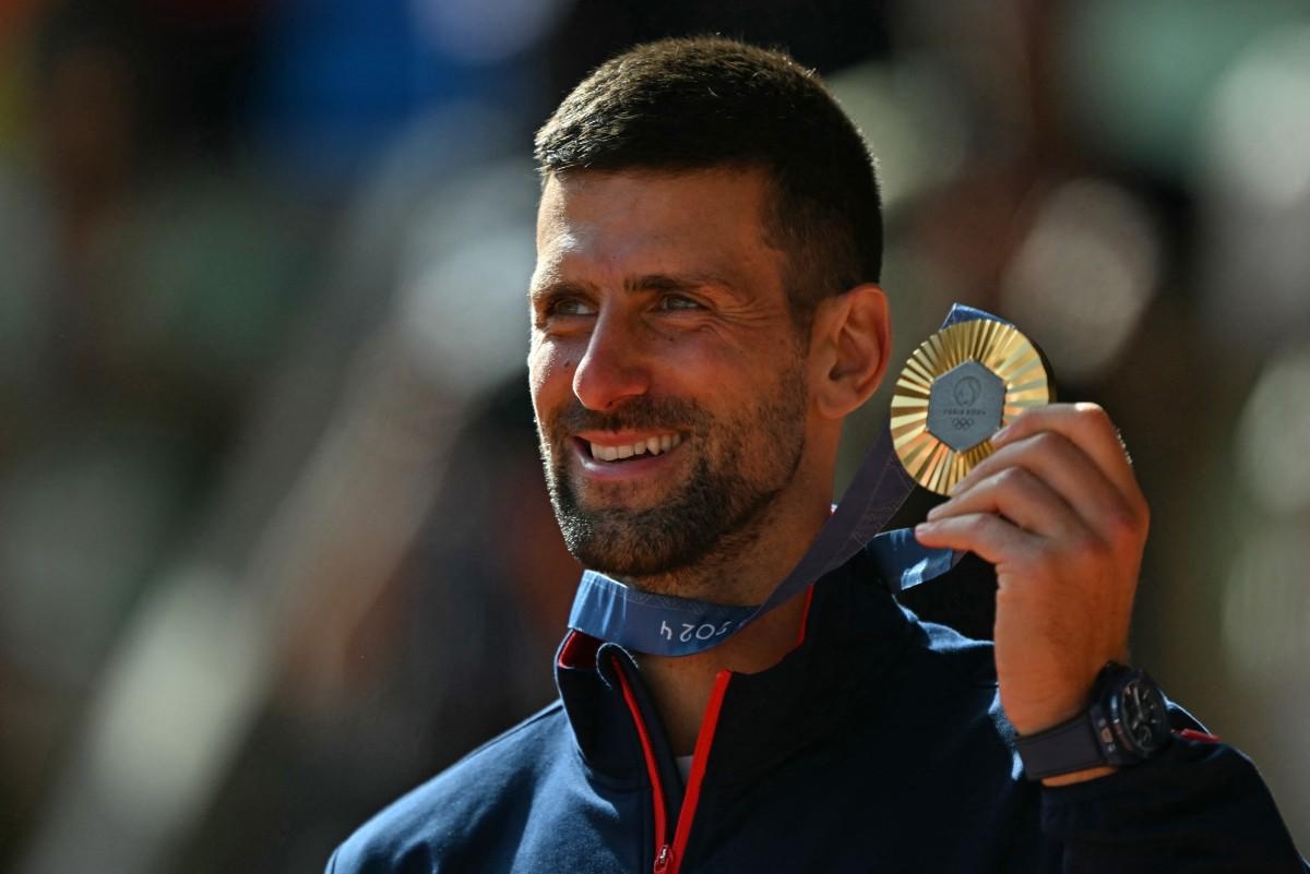 Novak Djokovic posa con su medalla de oro de tenis en los Juegos Olímpicos de París 2024 (PAAFP)