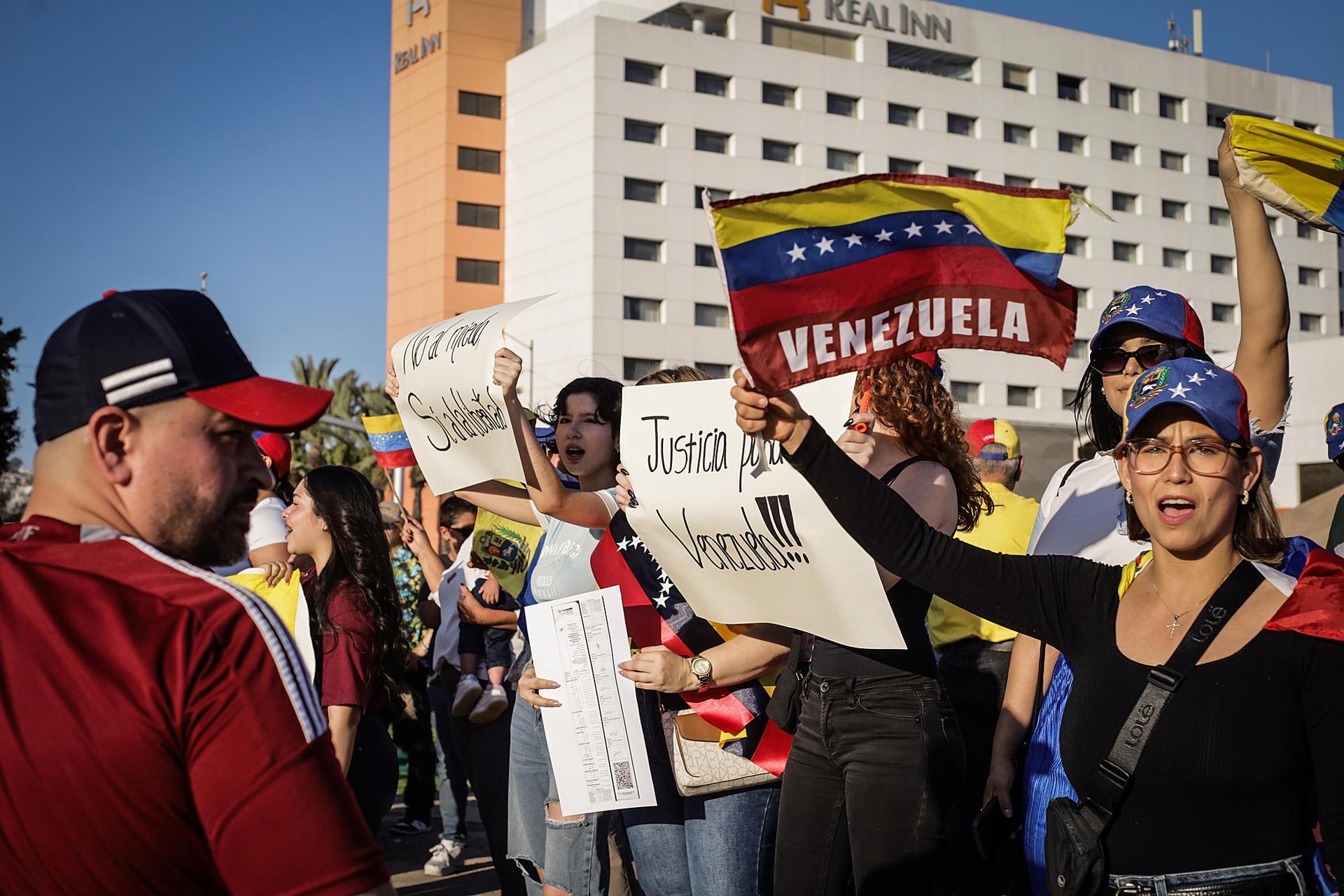 Venezolanos participan de una manifestación tras las elecciones presidenciales del domingo, en la ciudad de Tijuana, estado de Baja California (México). (EFE)
