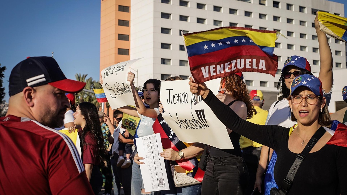 Venezolanos participan de una manifestación tras las elecciones presidenciales del domingo, en la ciudad de Tijuana, estado de Baja California (México). (EFE)