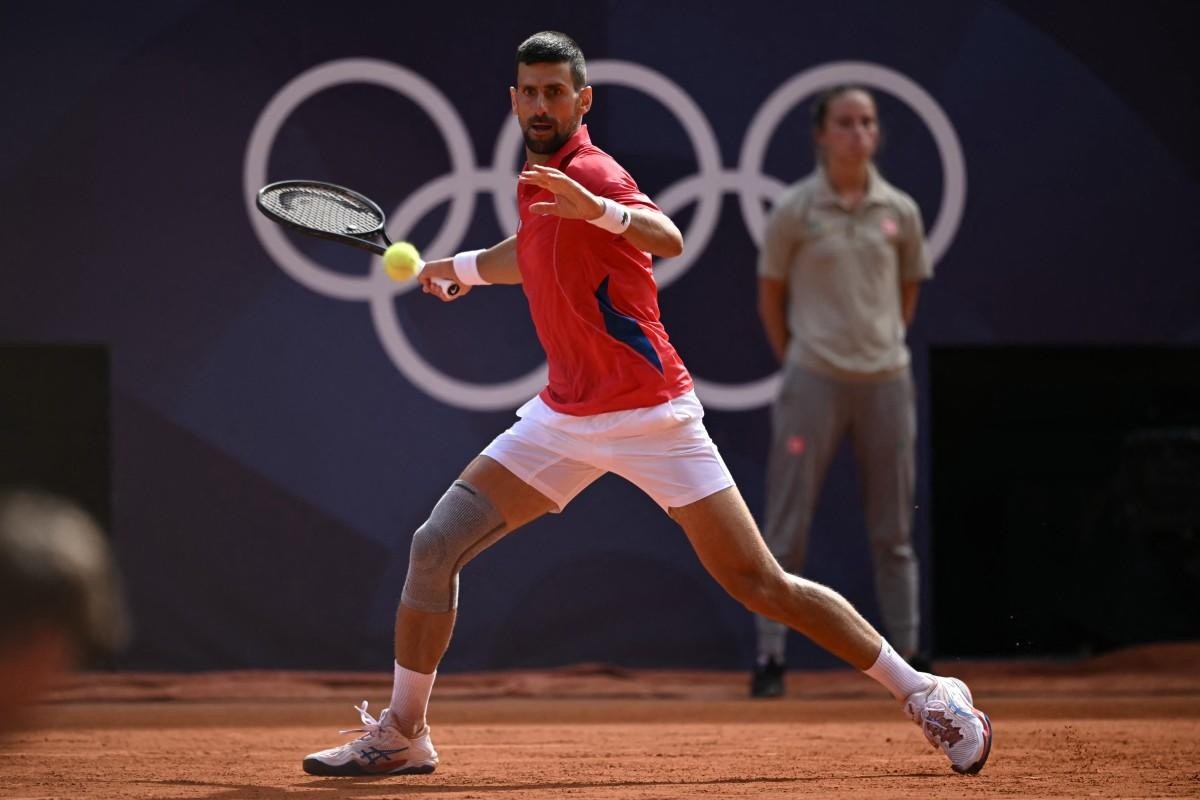 Novak Djokovic durante la final de tenis ante Carlos Alcaraz en París 2024 (AFP)