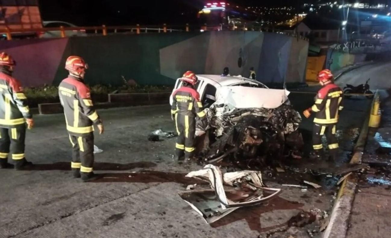 El vehículo siniestrado quedó reducido a chatarra por la fuerza del choque. (Redes Sociales)