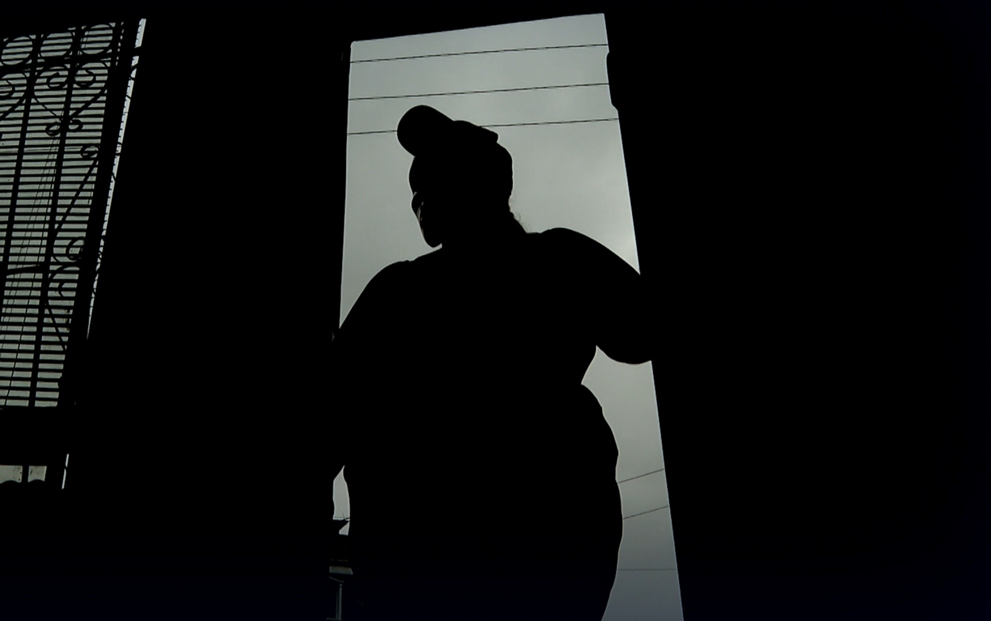 Imagen referencial de una mujer a contraluz (Captura de pantalla)