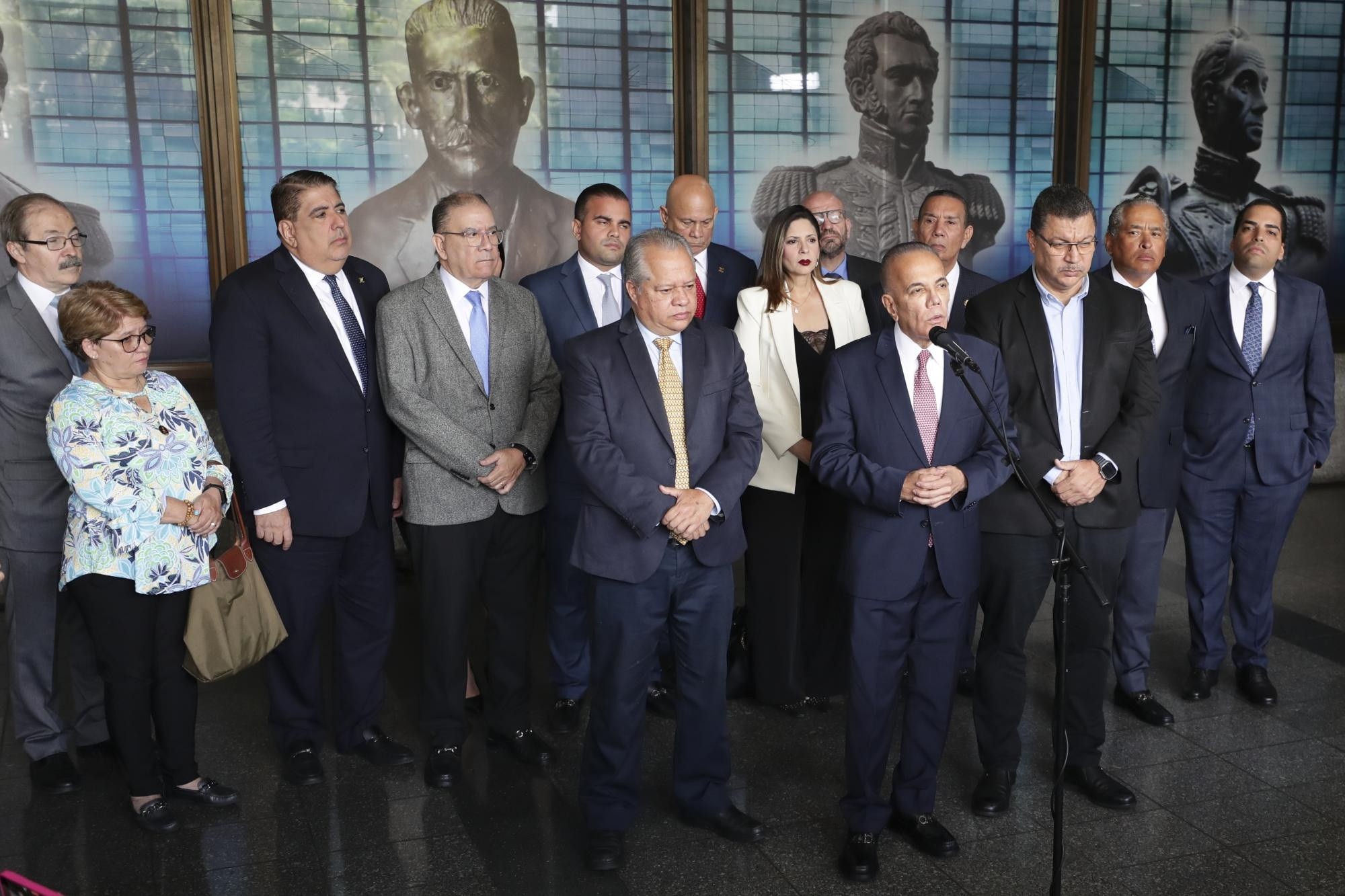 El representante del partido Nuevo Tiempo, Manuel Rosales, en la sede del Tribunal Supremo de Justicia (TSJ) Venezuela. (EFE)