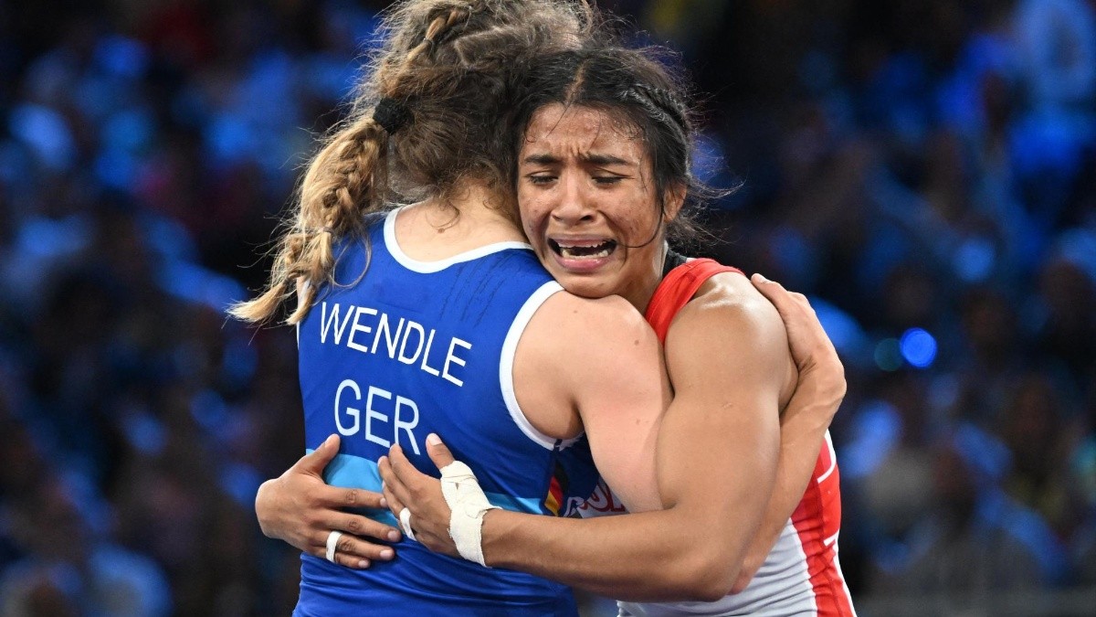 Lucía Yamileth Yepez Guzmán, de Ecuador, abraza a su oponente derrotada, Annika Wendle, de Alemania, después de su semifinal de lucha libre femenina de 53 kg en el Champ-de-Mars Arena durante los Juegos Olímpicos de París 2024. (PUNIT PARANJPE / AFP)