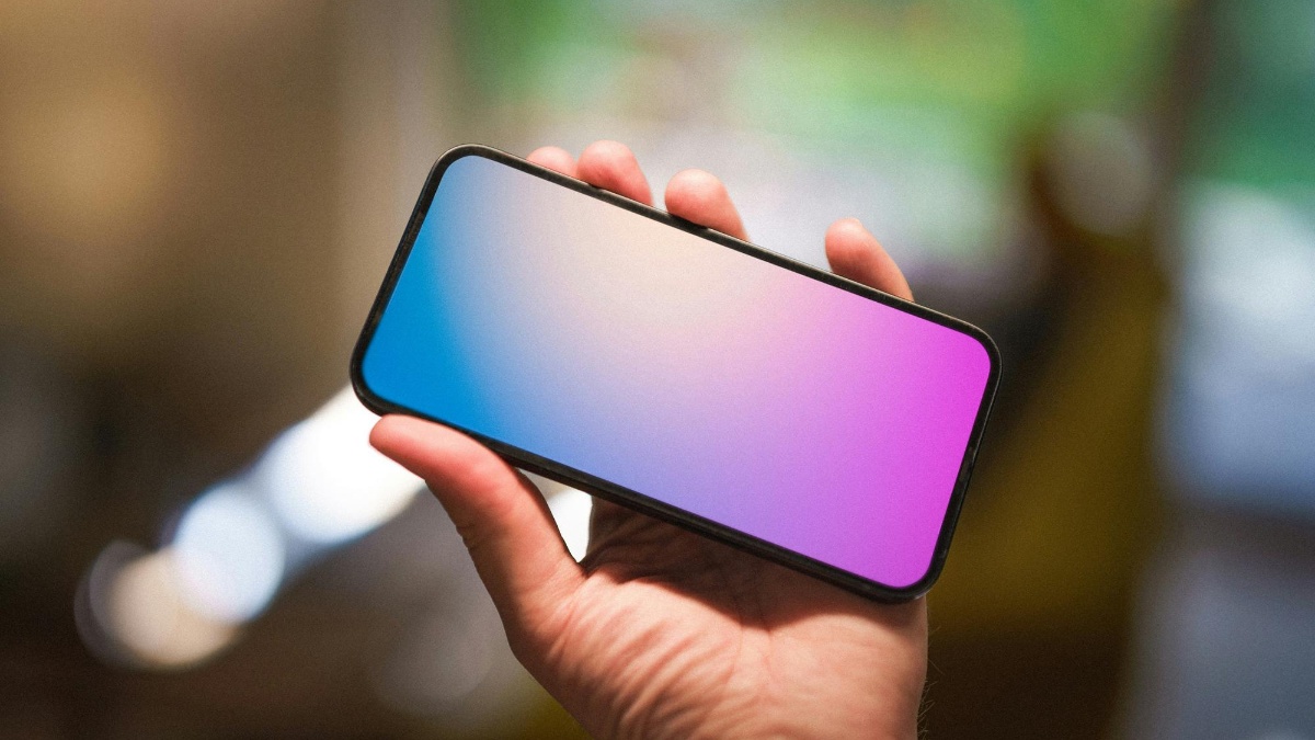 Imagen de una persona sosteniendo horizontalmente un teléfono. (Unsplash)