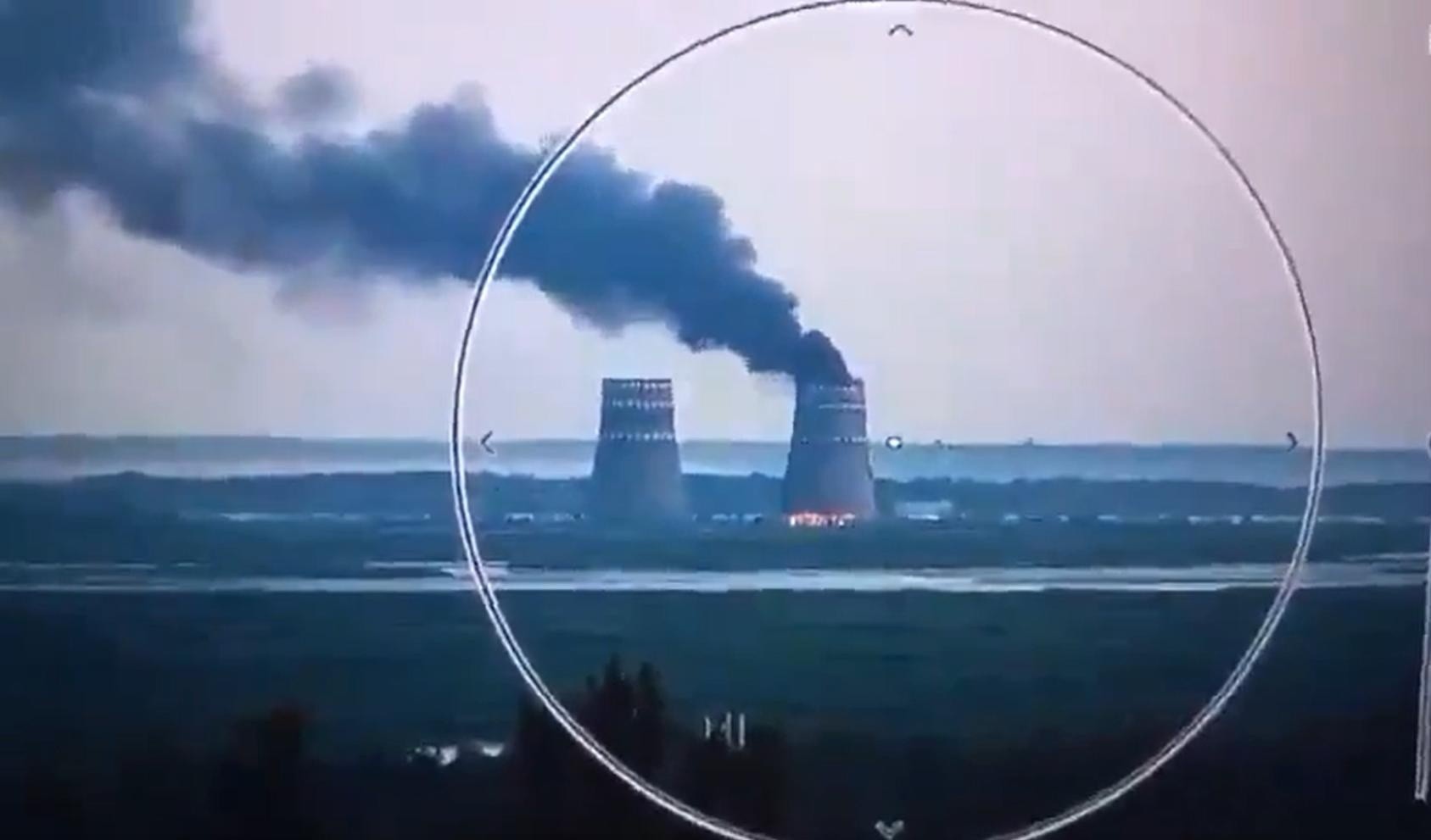 Vista del incendio en una de las torres de la central nuclear. (Redes sociales)