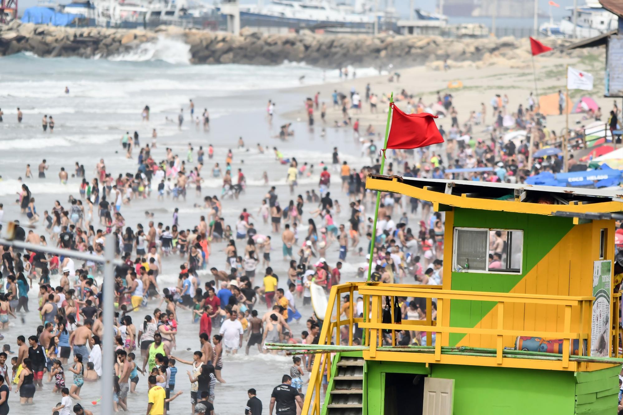 Turistas en la playa El Murciélago de Manta. (Ariel Ochoa / API)