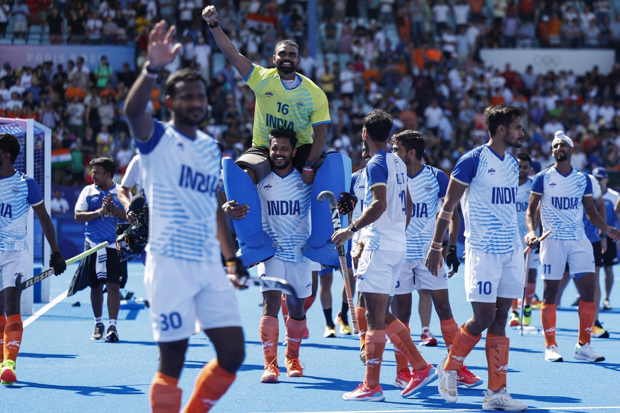 El equipo de la India celebra la victoria ante España en el partido masculino de hockey por el bronce. (EFE)