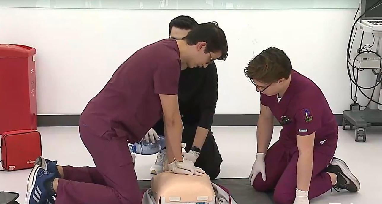 Estudiantes de Medicina hacen prácticas (Ecuavisa)