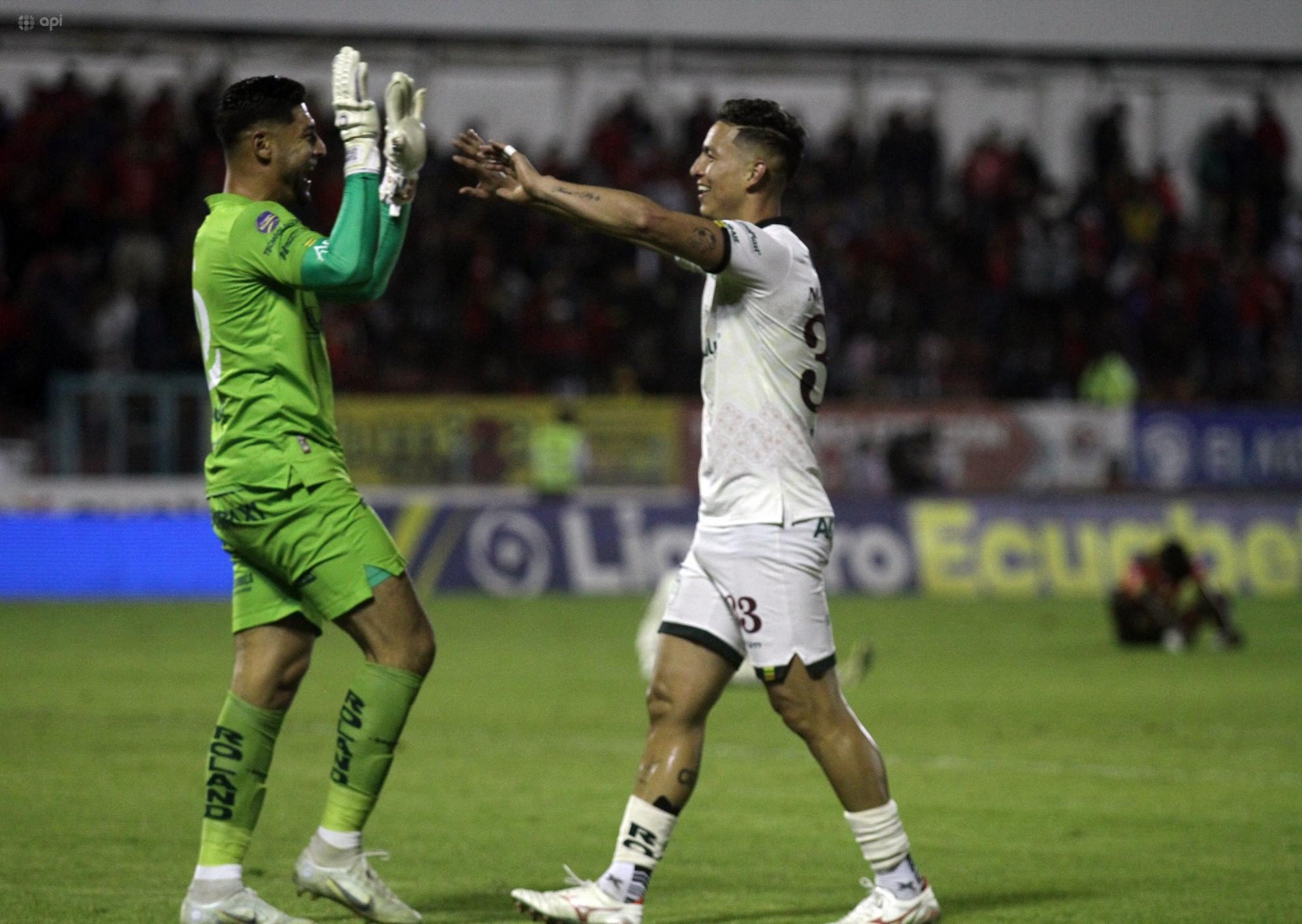 Rolando Silva y Miguel Parrales celebrando la victoria de Orense SC. (API)