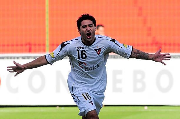 Claudio Bieler festejando uno de sus tres tantos.  (Archivo)