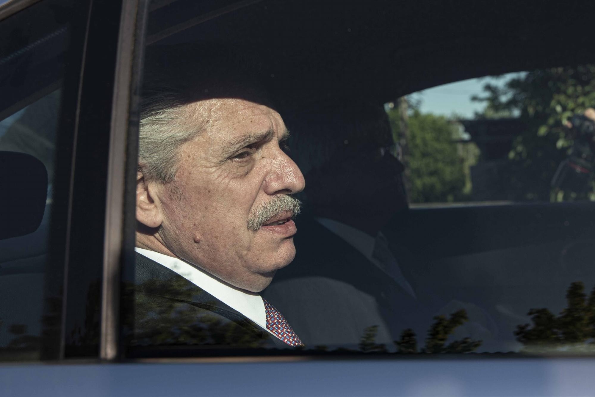 El expresidente Alberto Fernández (2019-2023) visitando al ex presidente de Uruguay José Mujica en Montevideo (Uruguay). (EFE)