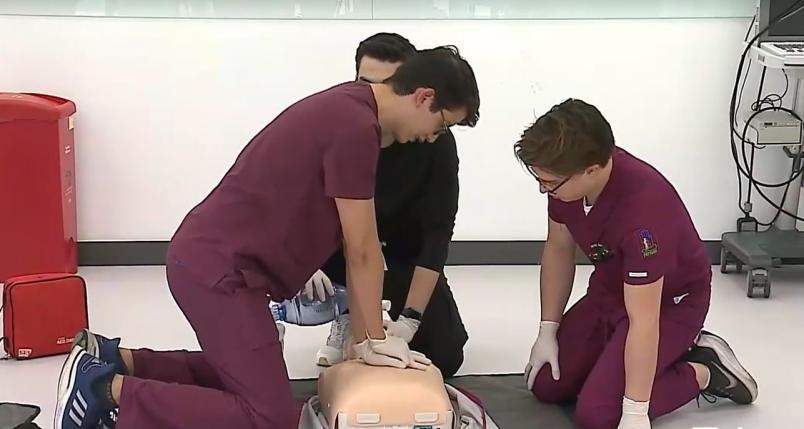 Estudiantes de Medicina hacen prácticas. (Ecuavisa)