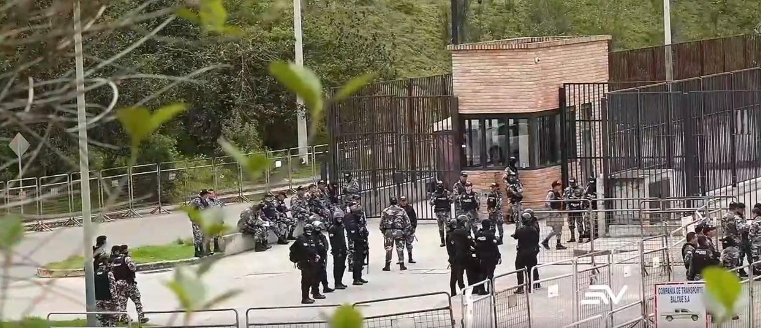 Las afueras de un centro de privación de la libertad. (Captura de pantalla / Ecuavisa)