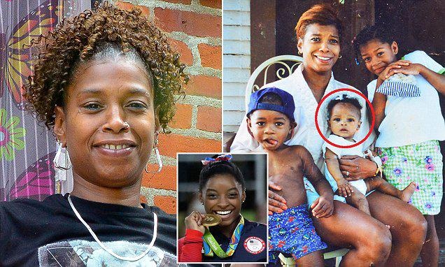 La madre de Simone Biles, Shanon Biles, se encuentra afuera de su casa en Columbus, Ohio. (RRSS / DailyMail.com)